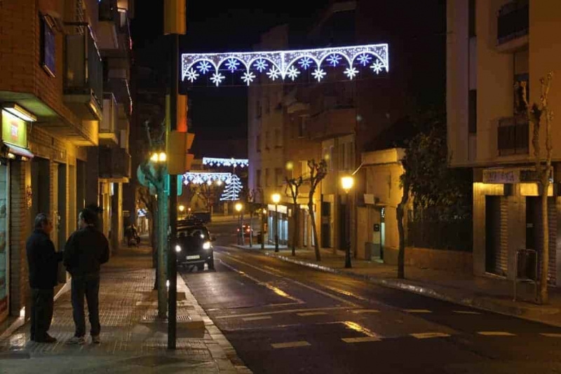 Enllumenat de Nadal a l'avinguda de l'Onze de Setembre. Al fons, l'arbre nadalenc de l'avinguda de la Llibertat.