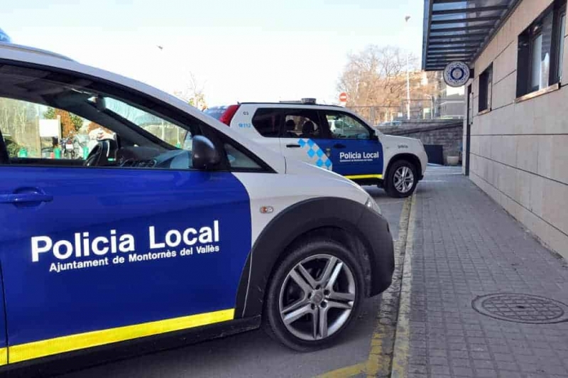 Vehicles a la porta de la Prefectura de la Policia Local de Montornès