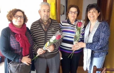 Volumont va obsequiar amb roses les persones usuàries del menjador social 