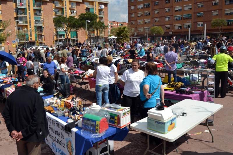 Mercat de segona mà a la plaça del Poble