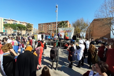 Animació a la plça del Poble durant el Carnaval Infantil