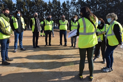 Visita a les obres del parc comunitari i esportiu de Montornès Nord amb regidors i regidores.