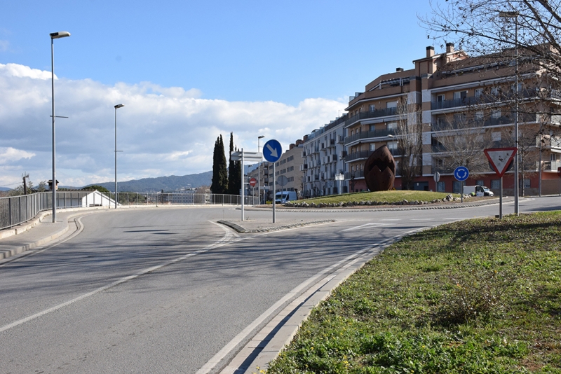 Rotonda d'accés a l'avinguda d'Ernest Lluch.