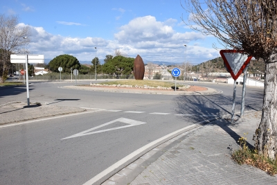 Rotonda d'accés a l'avinguda d'Ernest Lluch.