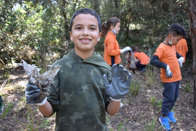 Infants de l'Escola Mogent participen en l'acció de neteja al Turó del Pedró.