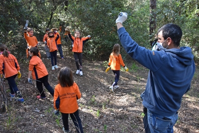 Infants de l'Escola Mogent participen en l'acció de neteja al Turó del Pedró.