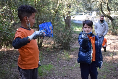 Infants de l'Escola Mogent participen en l'acció de neteja al Turó del Pedró.