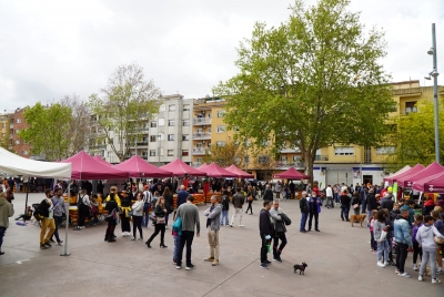 Ambient de Sant Jordi a la plaça de Pau Picasso. (imatge de Juanjo Bermejo per encàrrec de l'Ajuntament)