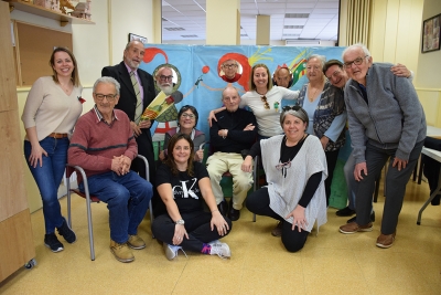 Persones usuàries del menjador social, amb la regidora de Serveis Socials i Gent Gran, Natalia Segura, representants de l'associació Volumont i les dinamitzadores de l'espai.