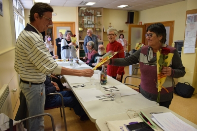 Membres de l'associació Volumont entreguen roses a les usuàries del menjador social.