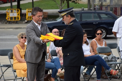 L'alcalde, José A. Montero, entrega la senyera al sotsinspector cap de la Policia Local, Enric Olmo.