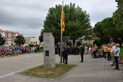 Hissada de la senyera a càrrec de representants de la Policia Local.