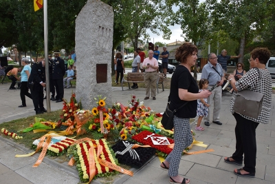 El monòlit de l'Onze de Setembre amb les ofrenes florals.