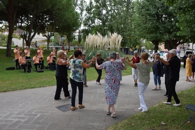 Ballada de sardanes amb la Cobla Foment del Montgrí als jardins de l'Ajuntament.