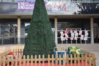 Al davant de l'Ajuntament també hi ha un arbre de Nadal i un Tió.