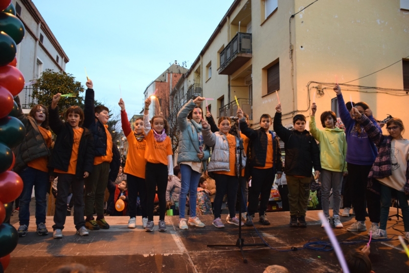 Els nens i nenes del Consell d'Infants han encès les llums de Nadal.