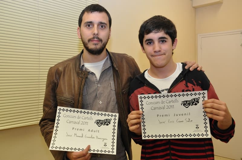 José Manuel Gavilán i José Luís Cano, guanyadors en categoria d'adults i juvenil, respectivament, del Concurs de Cartells de Carnaval