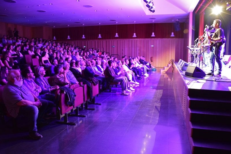 Un moment del concert "La simfonia dels herois" al Teatre Margarida Xirgu de Montornès.