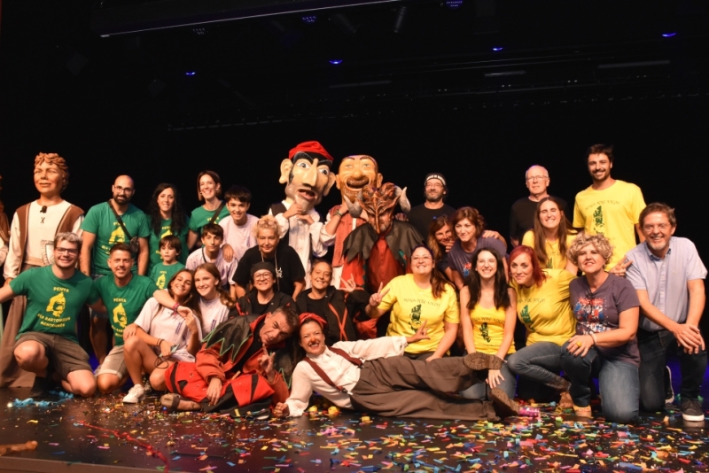 Foto de família entre les persones que han intervingut a l'acte de presentació de la Festa Major 2023.