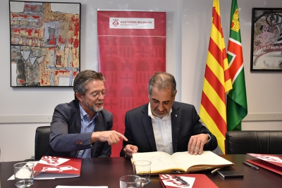 El delegat del Govern, Joan Borràs, ha signat el llibre d'honor de l'Ajuntament.