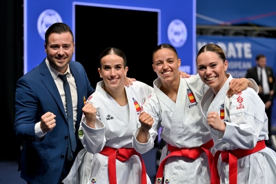 Maria López, Gemma Morales i Raquel Roy amb el seu preparador. Foto: Club Karate Montornès.