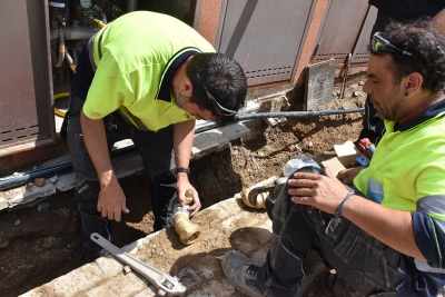 Obres de renovació de la xarxa d’aigua potable al carrer de Francesc Macià.