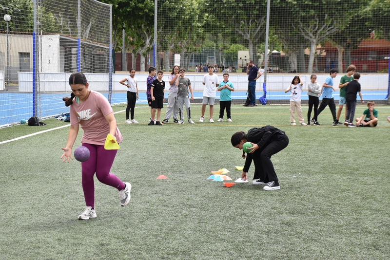 Dinàmiques grupals al camp de futbol de la Zona Esportiva Municipal de Les Vernedes.