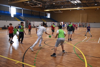 Partits d'handbol al pavelló de la Zona Esportiva Municipal de Les Vernedes.