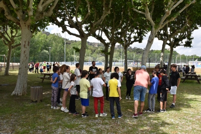 Dinàmiques grupals a l'espai de pícnic de la Zona Esportiva Municipal de Les Vernedes.