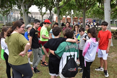 Dinàmiques grupals a l'espai de pícnic de la Zona Esportiva Municipal de Les Vernedes.