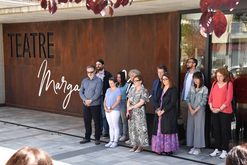 Minut de silenci al davant del Teatre Margarida Xirgu