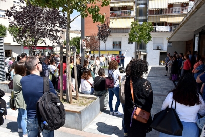 Minut de silenci al davant del Teatre Margarida Xirgu