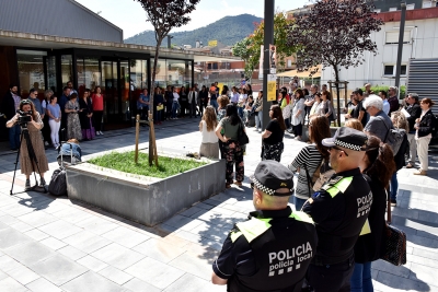 Minut de silenci al davant del Teatre Margarida Xirgu