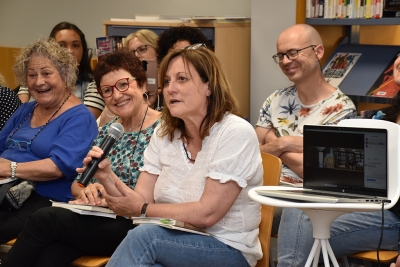 La poetessa local Mercè Blanes és una de les persones que han participat en la sessió.