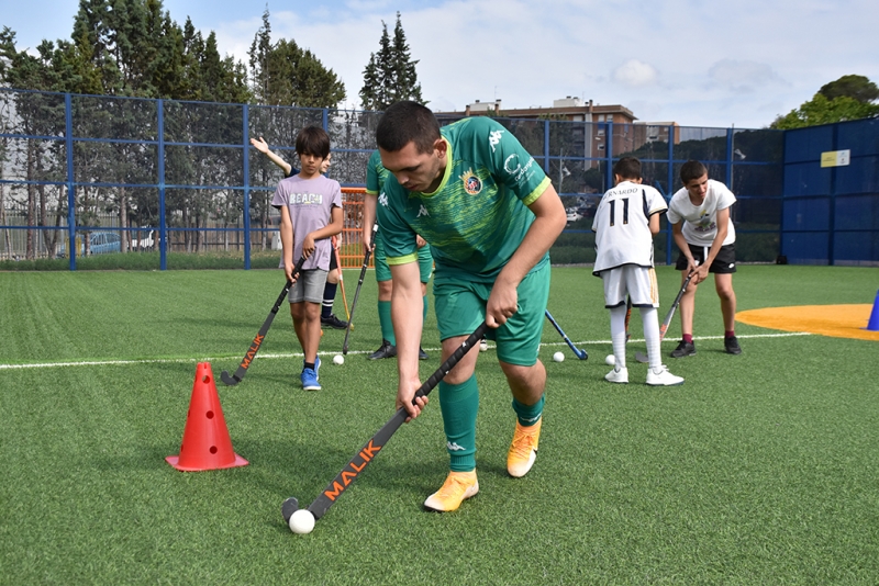 Pràctica d'hoquei al Cruyff Court.