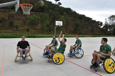 Els Specials del CB Vila de Montornès practicant bàsquet amb cadira de rodes.