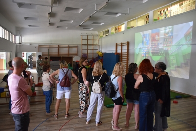 Projecció d'un vídeo amb imatges històriques de l'escola.