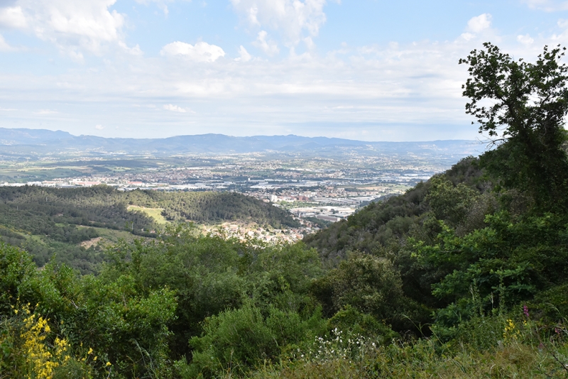 Vista de Montornès des dels camins del Parc de la Serralada Litoral. 