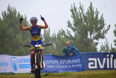 La ciclista Laia Rodríguez arribant a meta. (imatge: RFEC)