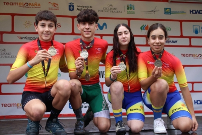 La ciclista Laia Rodríguez amb els guanyadors i guanyadores de les categories cadet i infantil. (imatge: RFEC)