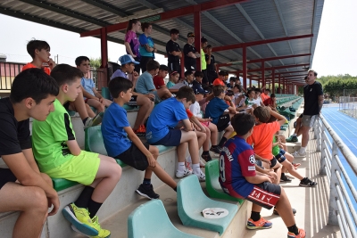 Visita d'un jugador professional al campus de l'AE Montornès Futbol Sala.