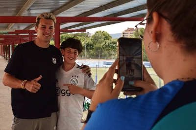 Visita d'un jugador professional al campus de l'AE Montornès Futbol Sala.