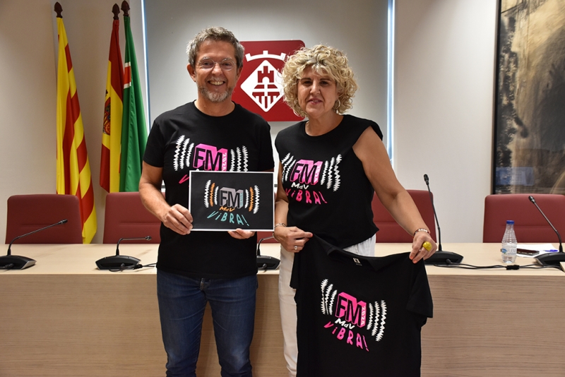 L'alcalde, José A. Montero, i la regidora de Cultura i Festes, Mercè Jiménez, amb la samarreta de Festa Major.