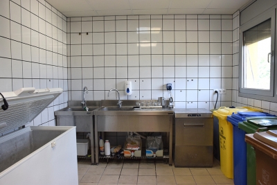 S'ha finalitzat l'enrajolament de la sala de preparació d'aliments de l'Escola d'Hoteleria del Vallès Oriental.