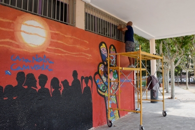 Treballs de pintura al porxo de l'Escola Marinada.