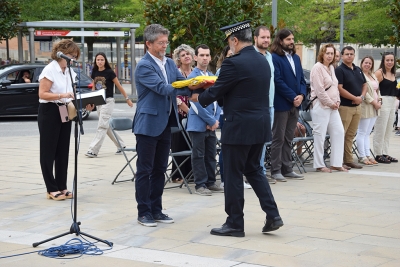 L'alcalde, José A. Montero, entrega la senyera a l'inspector cap de la Policia Local, Enric Olmo.