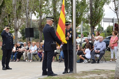 Hissada de la senyera a càrrec de representants de la Policia Local.