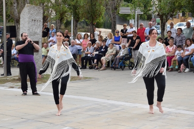 Representació del Ball de l'Homenatge, a càrrec d'Anna Boné i Júlia Espias, amb l'acompanyament del músic local Dani Garrido.