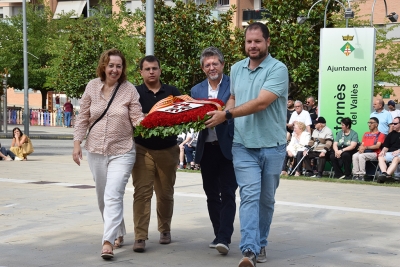 Ofrena floral de representants polítics de l'Ajuntament.