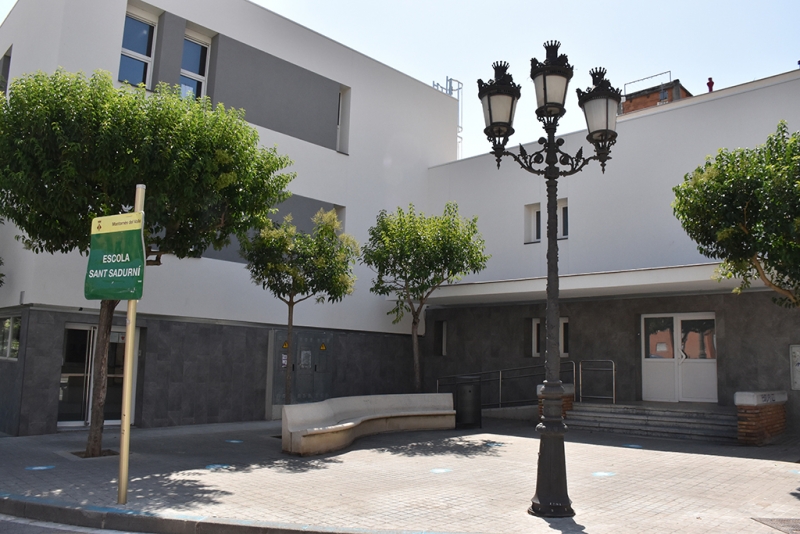 Porta d'entrada de l'Escola Sant Sadurní